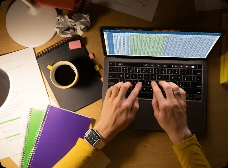 Xodim noutbukda vazifalar va KPI nazoratini amalga oshirmoqda - Taqsim Oylik